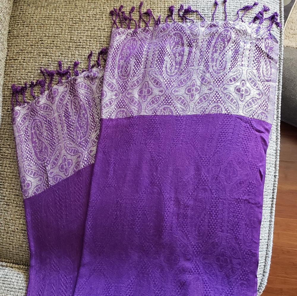 NWOT! Collectioneighteen purple viscose scarf.